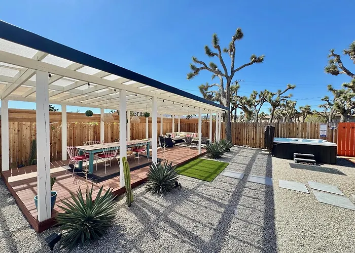 Mid-Century Modern Home W/Pool & Hot Tub