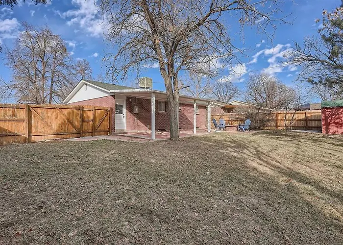 Serene, Spacious Home In Quiet Neighborhood With Fenced Yard