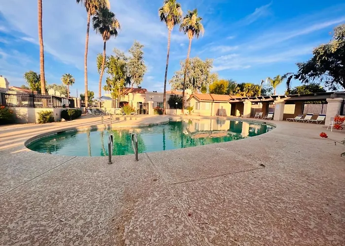 Serene Town Home In Chandler With Pool