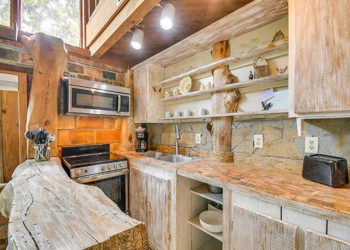 Riverfront Deck: Outdoor Retreat In Fairhope!