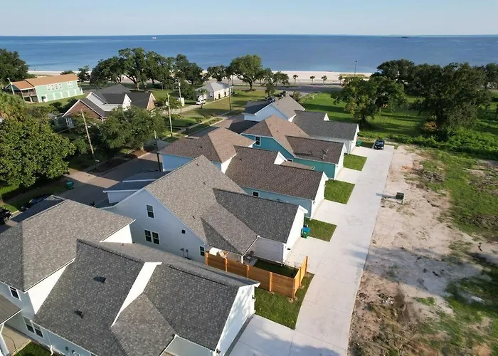Luxury Home Walkable To The Beach