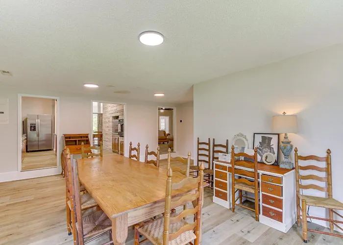 Expansive Family Home: 6 Mi To Dtwn Florence!