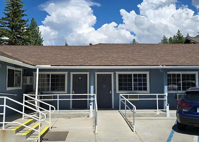 Bluebird Day Inn & Suites