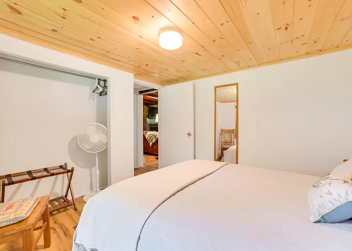 Cozy Harbor Springs Vacation Rental, 13 Mi To Town