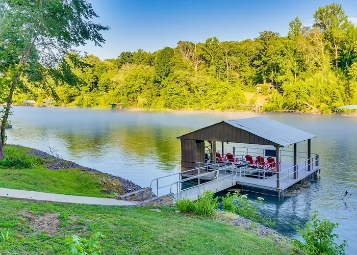 Family-Friendly Riverfront Manor On The Little Red