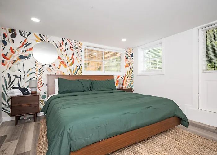 Chic 2-Bed Haven With Vibrant Decor In Se Atlanta