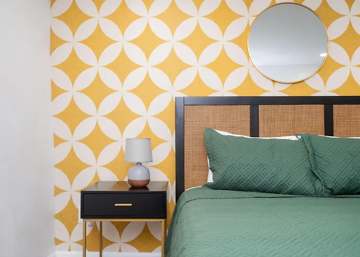 Chic 2-Bed Haven With Vibrant Decor In Se Atlanta