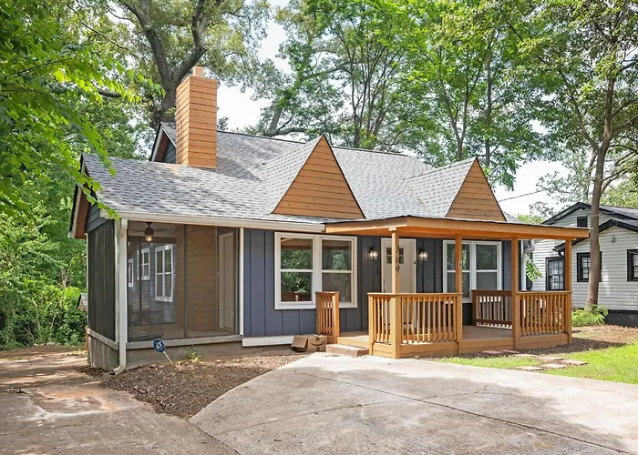 Chic 2-Bed Haven With Vibrant Decor In Se Atlanta