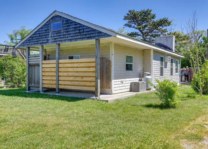 Close To Beach & P-Town! Cottage W/ Bay Views