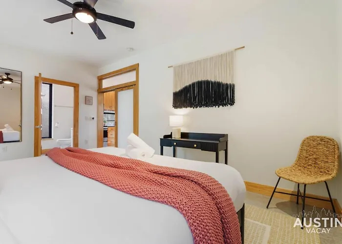 Stylish Boho Loft W Free Prkg With Luxurious King Bed
