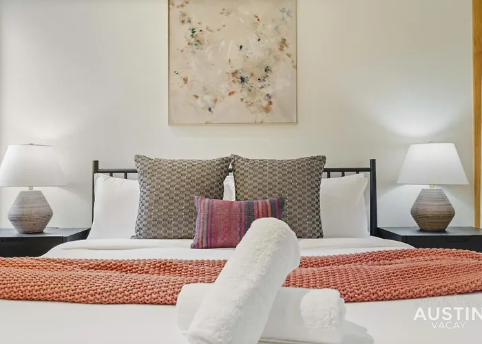 Stylish Boho Loft W Free Prkg With Luxurious King Bed