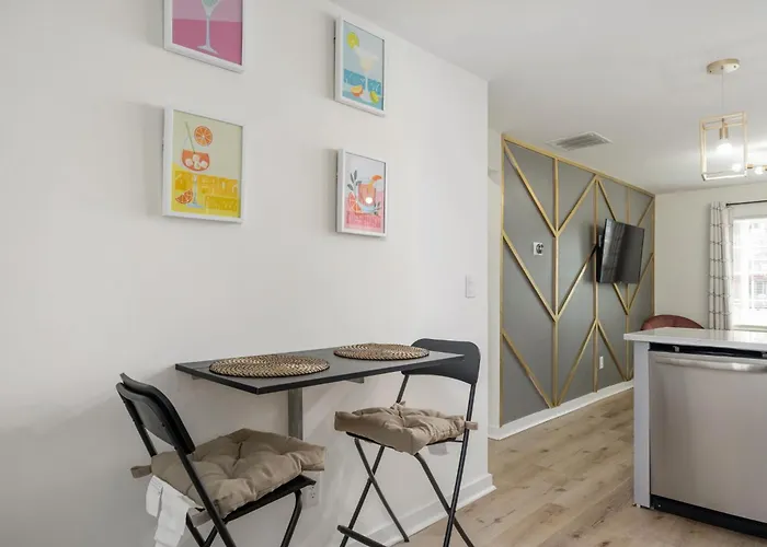 Chic 2-Bed Haven With Vibrant Decor In Se Atlanta