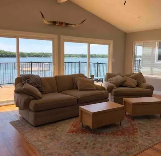 Lumu Lake House