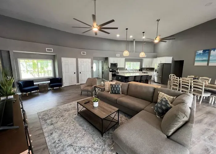 Spacious 4 Bedroom With 2 Baths With Pool And Boat Dock