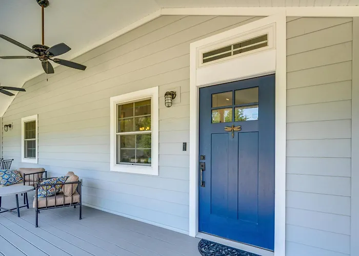 Distinctive Hamptons Home W/ Pool Near Bay, Ocean