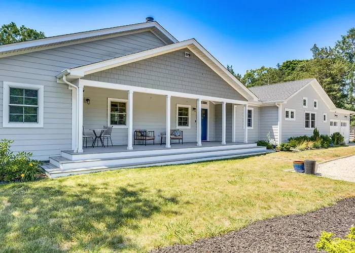 Distinctive Hamptons Home W/ Pool Near Bay, Ocean
