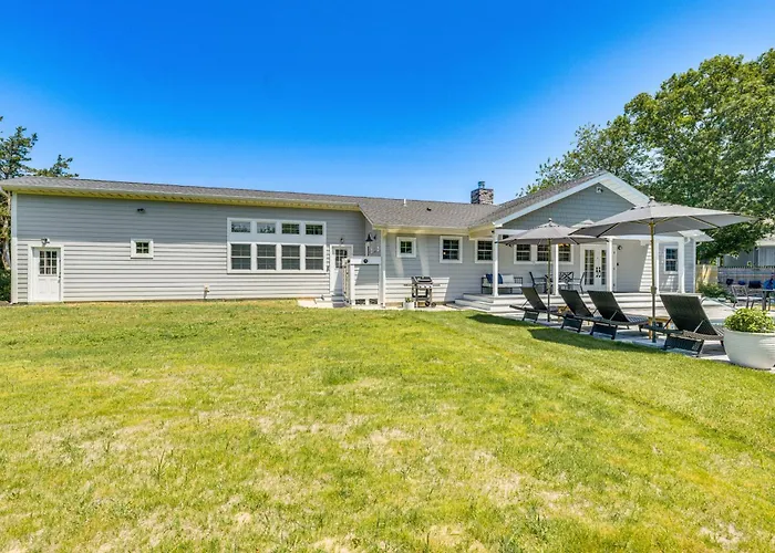 Distinctive Hamptons Home W/ Pool Near Bay, Ocean