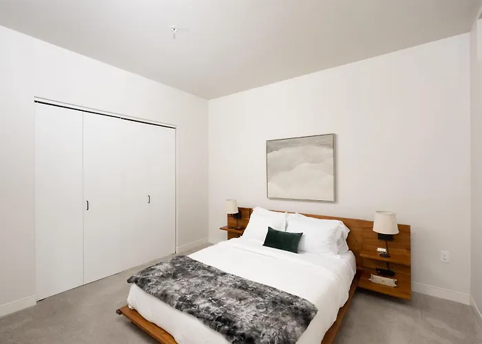 East Side Luxury 1Br Apt - Near Brady St With Balcony And Lounge - Sleeps 4