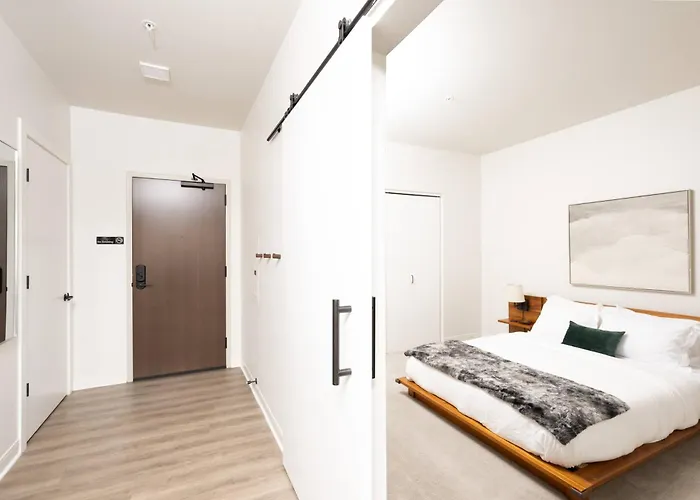 East Side Luxury 1Br Apt - Near Brady St With Balcony And Lounge - Sleeps 4