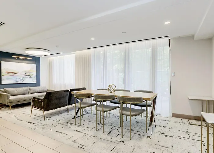 2Br Urban Oasis Dc Access With Lux Comforts