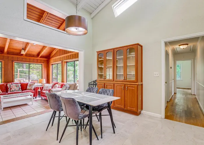 Walk To Parks & Dining! Alpharetta Family Home