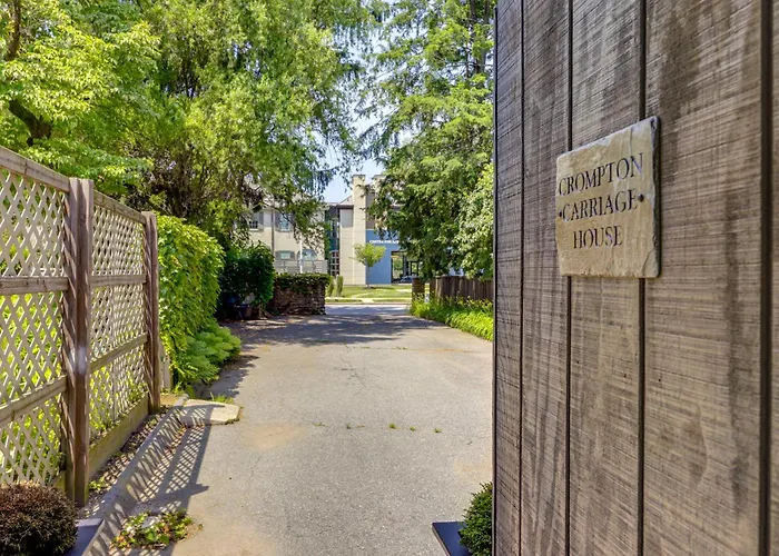 Shared Hot Tub: Historic Cottage, Walk To Elm Park