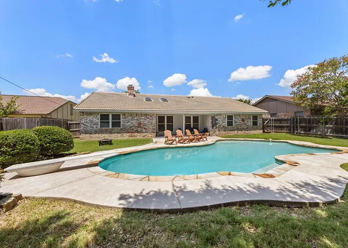 Stylish Villa-Near Stadiums, Large Pool,Pool Table