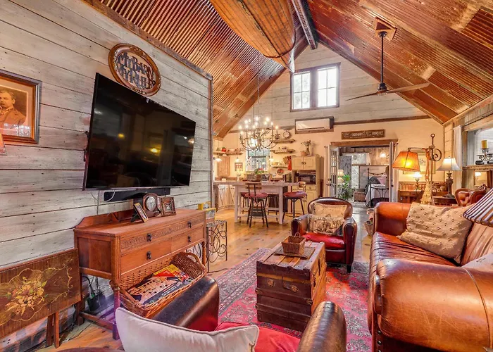 Pet-Friendly Wimberley Cabin W/ Fire Pit & Hot Tub