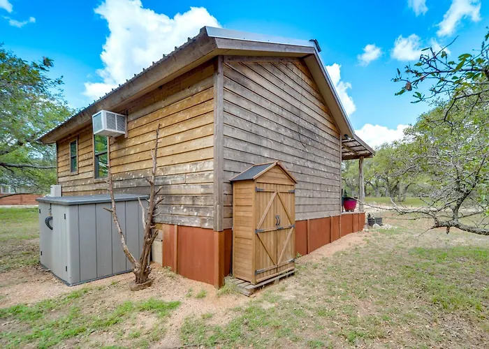 'Cozy Cabin' Hill Country Escape W/ Views