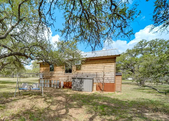 'Cozy Cabin' Hill Country Escape W/ Views