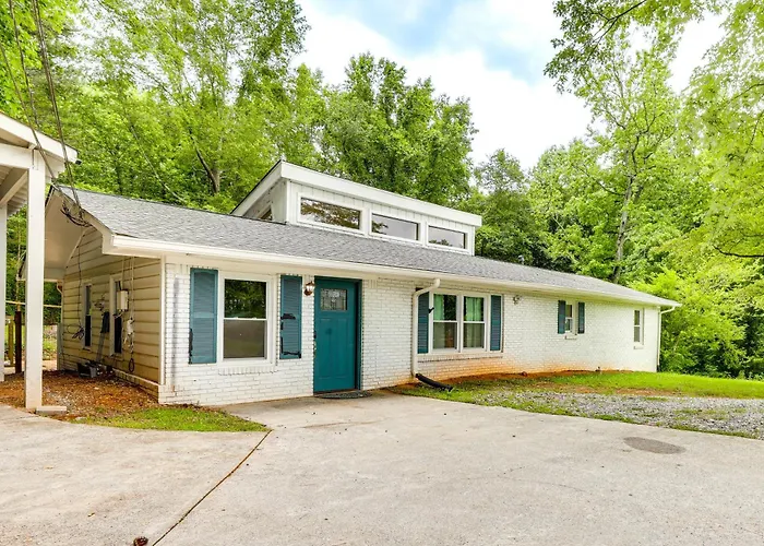 Walk To Parks & Dining! Alpharetta Family Home