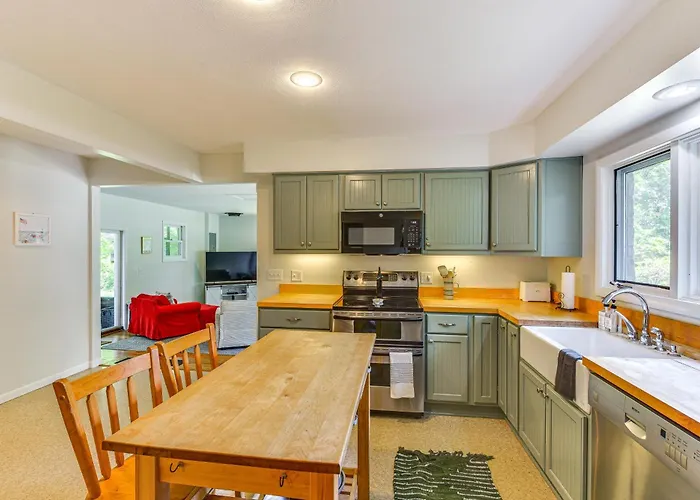 Charming Union Pier Home W/ Deck: Half-Mi To Beach