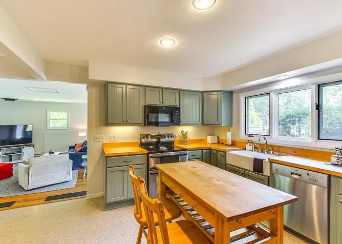 Charming Union Pier Home W/ Deck: Half-Mi To Beach