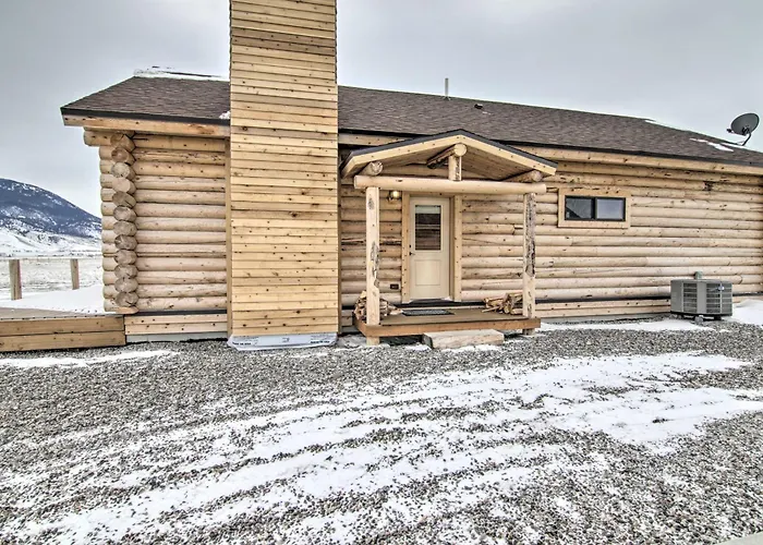 Stunning Mountain Views: Livingston Cabin W/ Deck!