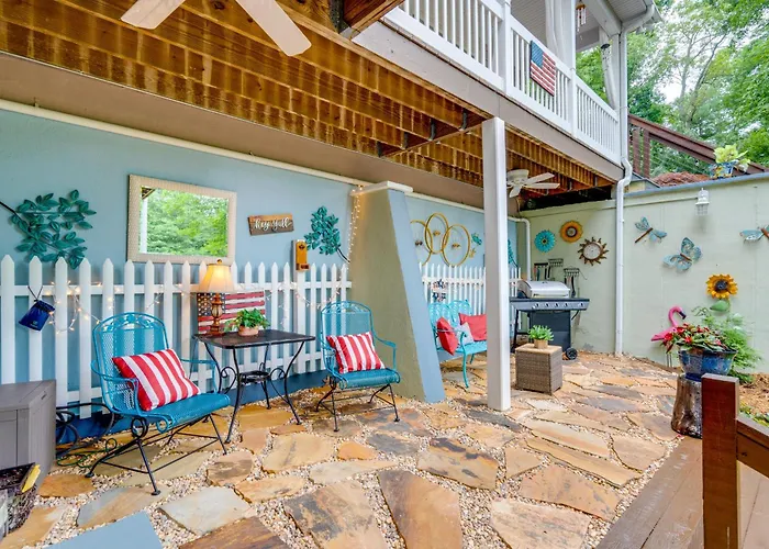 Creekside Hendersonville Haven: Hot Tub & Fire Pit