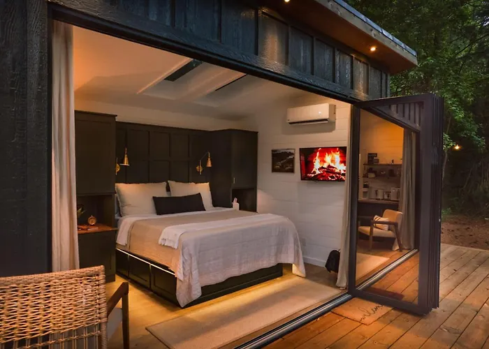 Glamping Cabin With Private Deck And Hot Tub!