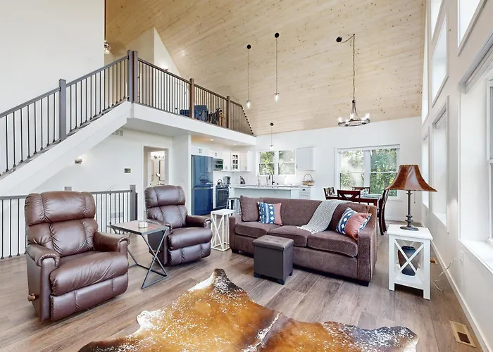 Hot Tub, River Views! Luxurious Wisconsin Retreat