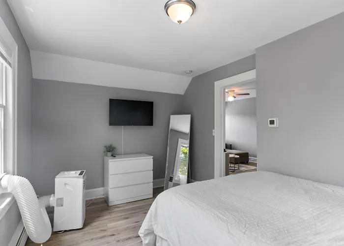 2Br Apartment Near Downtown Stamford I Pets Ok