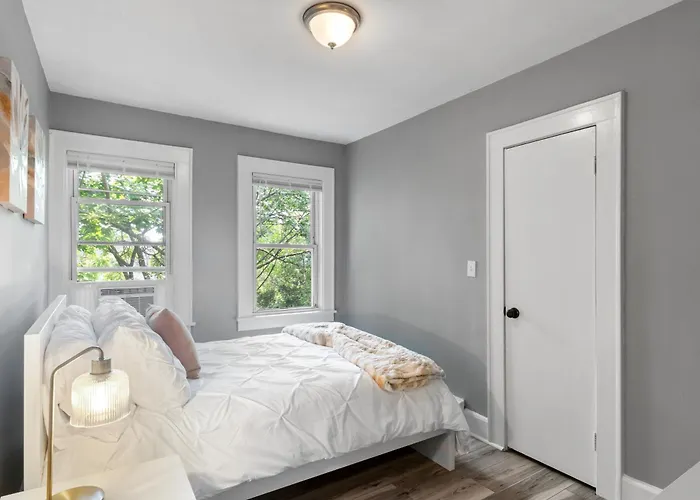 2Br Apartment Near Downtown Stamford I Pets Ok