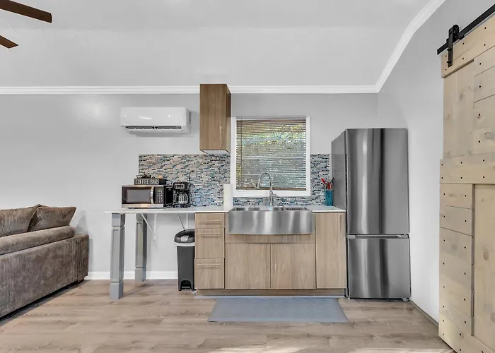 Spacious King Cottage-Mins From Downtown