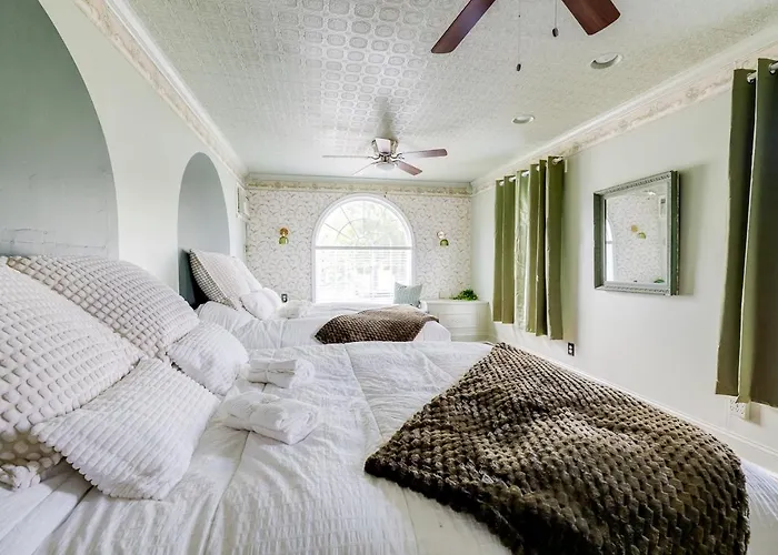 Large Colonial 20 Min From Beach