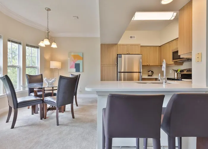 Modern Apt With Private Garage