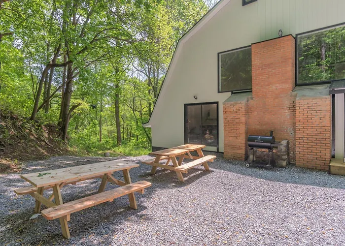 Renovated Barn In The Woods With Hot Tub