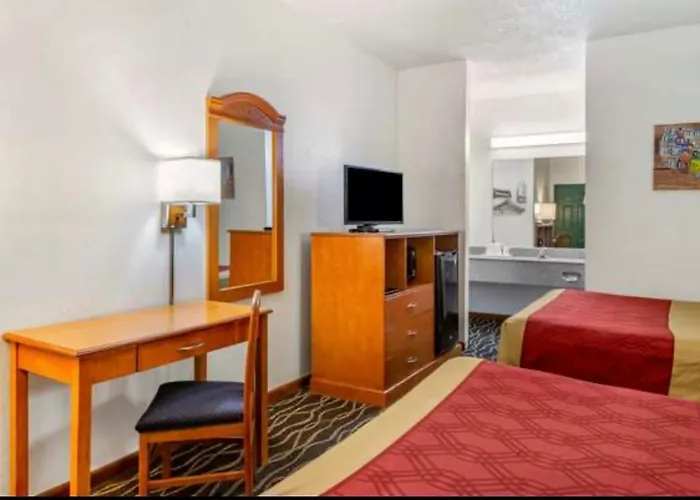 Econo Lodge Inn & Suites
