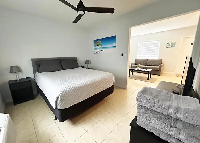 Poolfront Cottage Near Beach With Full Kitchen!