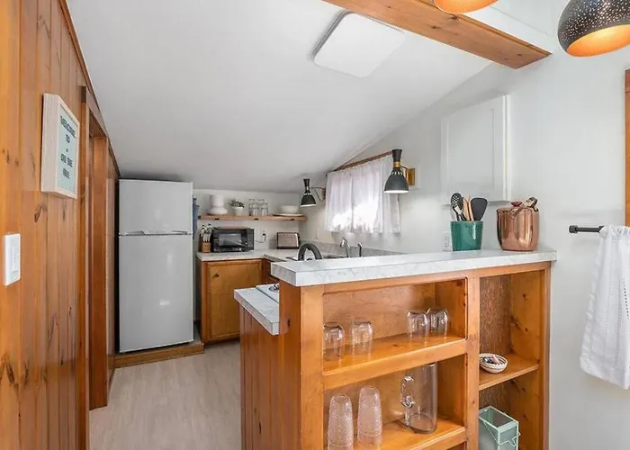 2Min Walk Downtown - Outdoor Patio - Pet Friendly