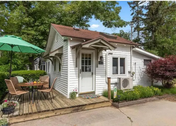2Min Walk Downtown - Outdoor Patio - Pet Friendly