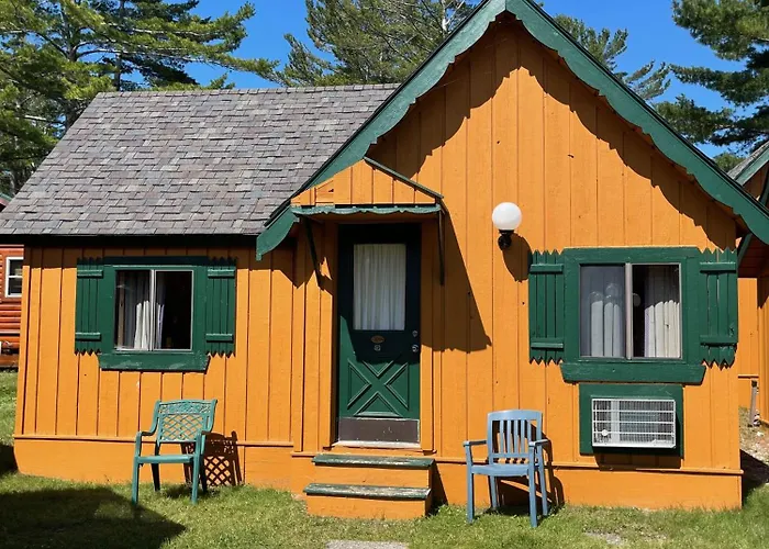 Cabins Of Mackinac & Lodge