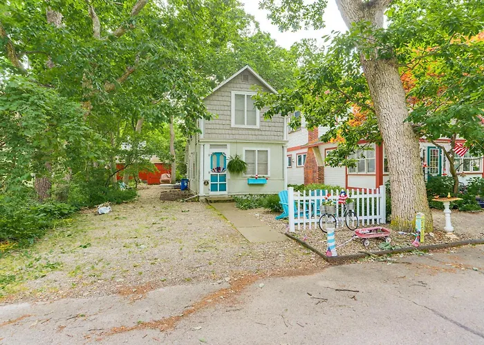 Walk To Lake: Historic Lakeside Marblehead Cottage