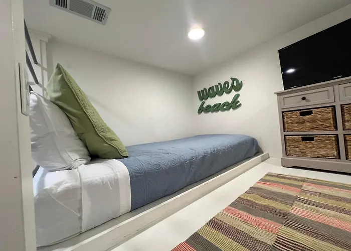 Zen Den In Rosemary Beach Charming Cottage With Heated Pool, Hot Tub, Outdoor Lanai With Tv & Fireplace,Gourment Wolf Gas Grill, Sleeps 12 In 4 King Beds & 4 Twin Xl Beds, Covered Patios, Amenity Access Included To Community Pools, Pvt Beach Walkover